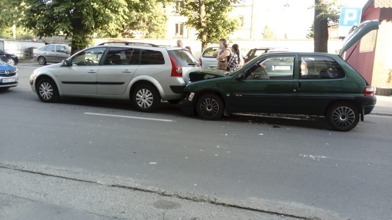 Stłuczka w Żarowie. W jednym z aut było 2-letnie dziecko