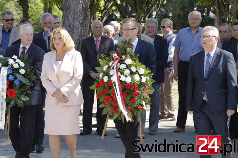 Oficjalne miejsko-powiatowe uroczystości po raz pierwszy na cmentarzu radzieckim w Świdnicy