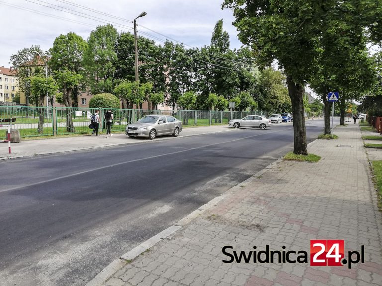Łatali dziury na Jodłowej. Zabrali dzieciom przejście dla pieszych