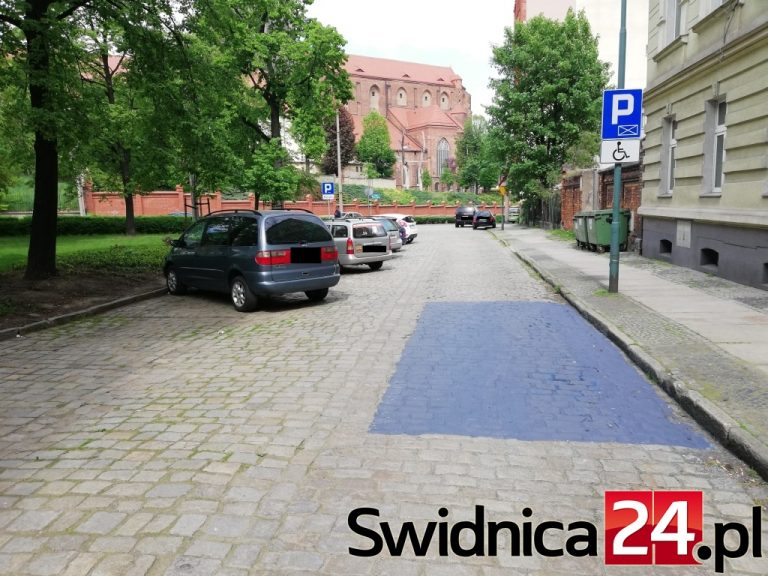Miejsce parkingowe na środku ulicy: zamalowali kopertę, znak pozostał