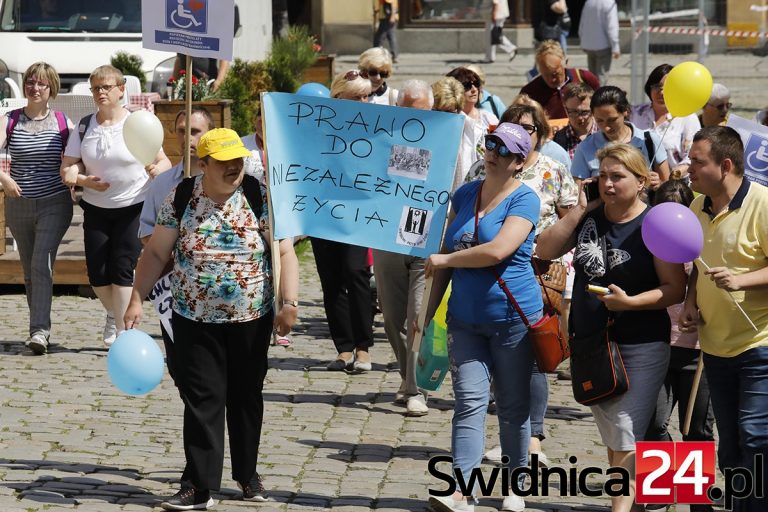 Świdniccy niepełnosprawni solidarni z protestem w Sejmie [FOTO]