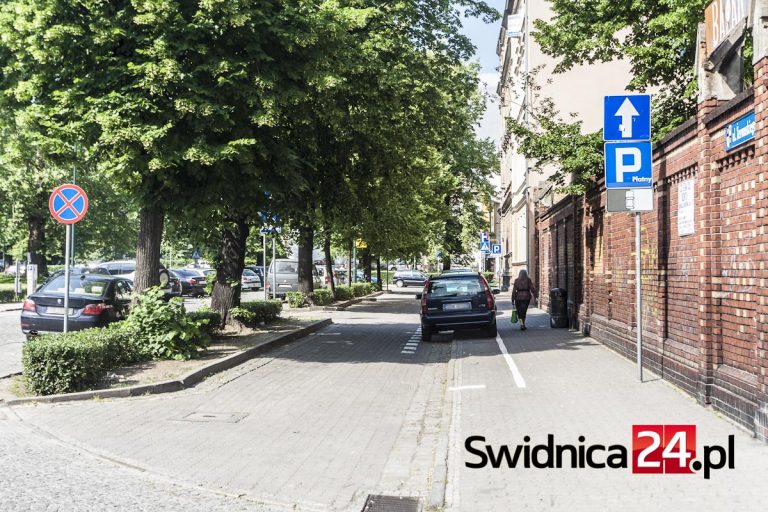 Miejsca parkingowe kosztem pieszych? Urzędnicy tłumaczą się ze zmian