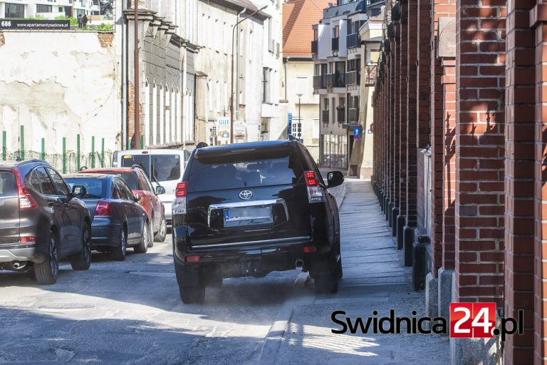 Różana usłana dziurami. Kierowcy jeżdżą chodnikiem
