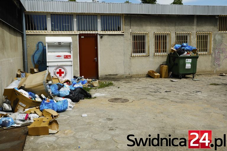 Góra śmieci na Osiedlu Młodych. Po naszej interwencji zrobiono porządek