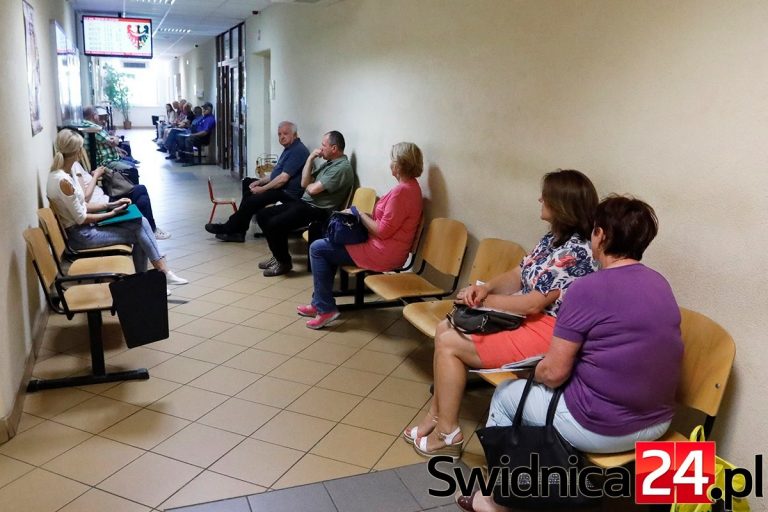 Coraz dłuższe kolejki w wydziale komunikacji? Urzędnicy wyjaśniają
