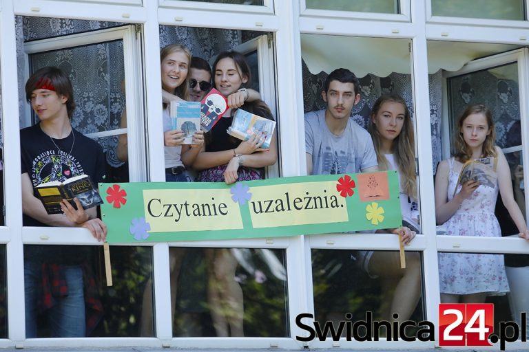 Książka w każdym oknie! II LO czyta z całą Polską [FOTO/VIDEO]