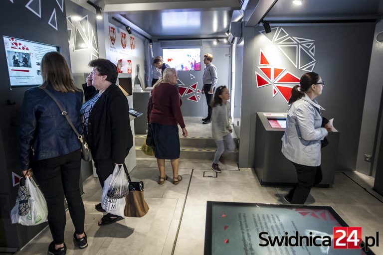 Mobilne Muzeum Multimedialne stanęło w Rynku. Co się w nim kryje?