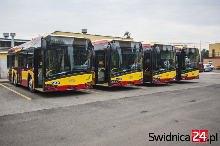 Nowe autobusy dotarły do Świdnicy [FOTO]