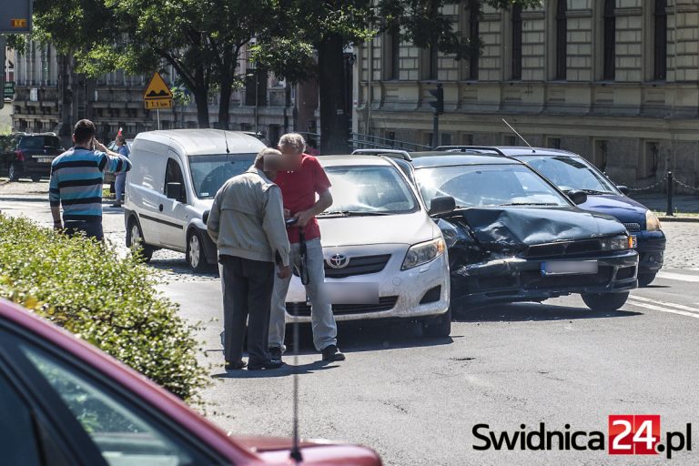 Stłuczka aut na pl. Grunwaldzkim. Potrącona rowerzystka na Komunardów