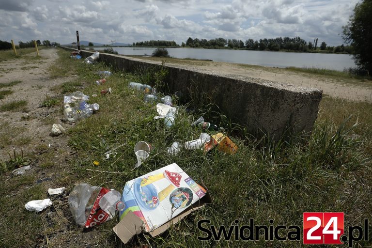 Zalew w Komorowie jak śmietnik. Będą porządki