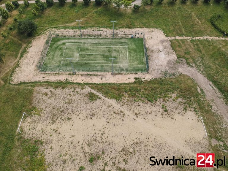 Kort tenisowy gotowy? Nie ma dojścia, ani daty otwarcia