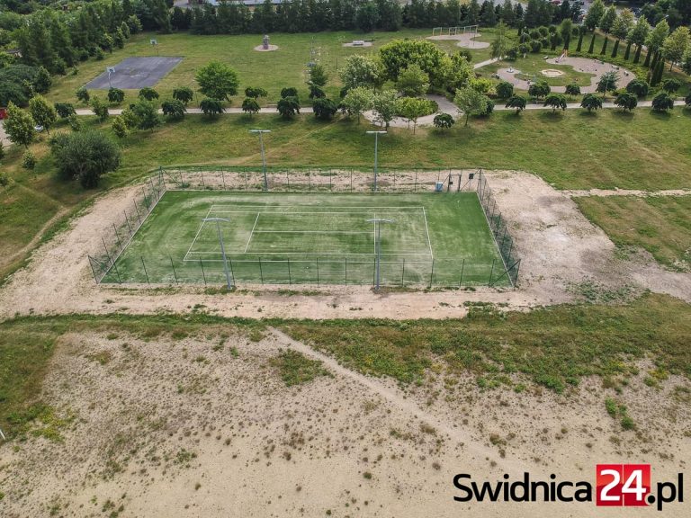 Kosztował 294 tys. złotych. Jakim powodzeniem cieszy się kort na Osiedlu Młodych?