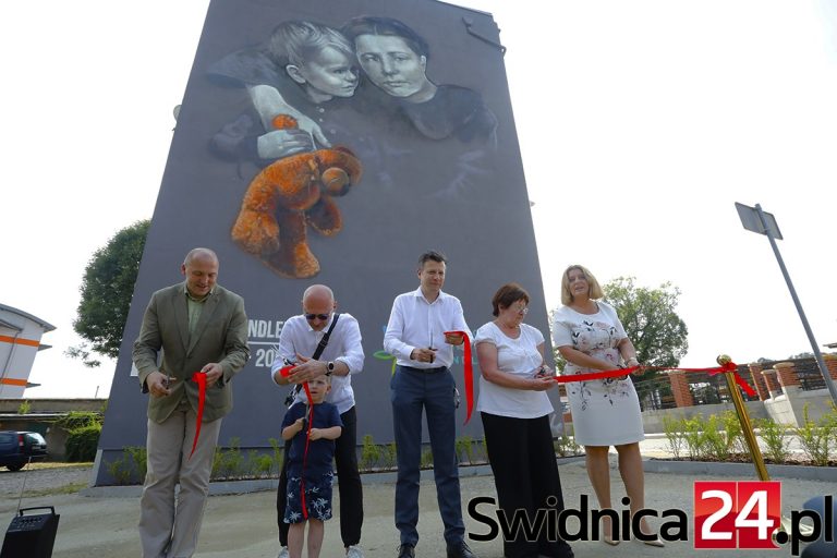 Mural Ireny Sendlerowej odsłonięty przez jej córkę