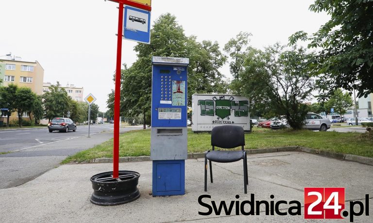 Krzesełko zamiast wiaty przystankowej