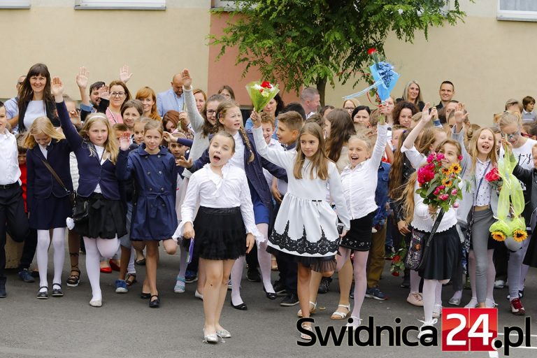 Świadectwa odebrane, wakacje czas zaczynać! [FOTO]