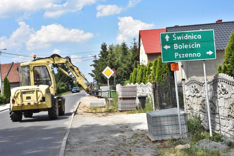Nowe chodniki przy drogach powiatowych [FOTO]