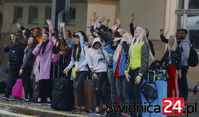 Top Model w Świdnicy. Uczestnicy ruszyli w Polskę pociągiem [FOTO/VIDEO]