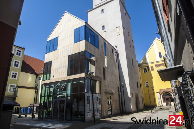 Trzy fotografki i jedna wystawa „Kukułcze jajo”. Wernisaż wkrótce w Wieży Ratuszowej