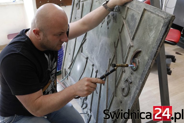 Świdnicki jubiler ratuje stuletni zegar słoneczny z Wrocławia [FOTO]