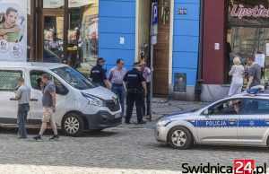 Słupek wjazdowy znów potrącony