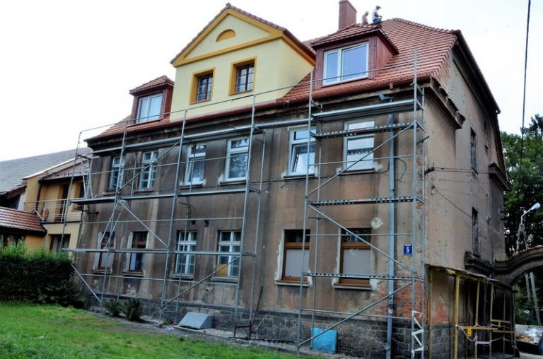 3 miliony na remont budynków w Żarowie. Trwają pierwsze prace