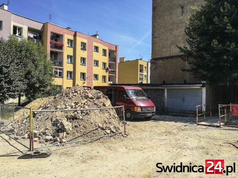 Ciepłownicy pracują w centrum. Odblokowano garaże, znikają utrudnienia na ulicach
