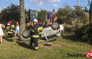 Dachowanie w Pszennie. Wypadek śmieciarki w Lutomi