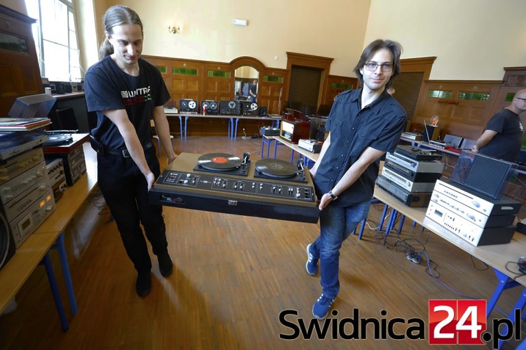 Czar elektroniki PRL na dworcu w Świdnicy [FOTO]