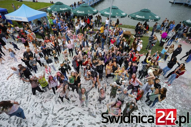 Cali w pianie i kolorach! Dzisiaj kolejna okazja do zabawy [FOTO]