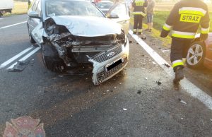 Zderzenie na krajowej „piątce”. Dwa auta rozbite