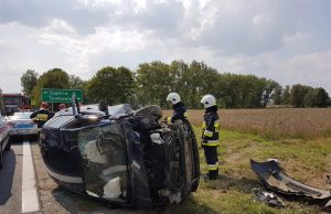 Wypadek pod Granicą. Auto uderzyło w betonowy przepust