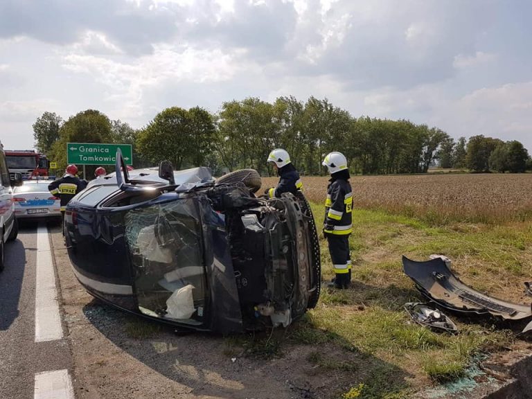 Wypadek pod Granicą. Auto uderzyło w betonowy przepust