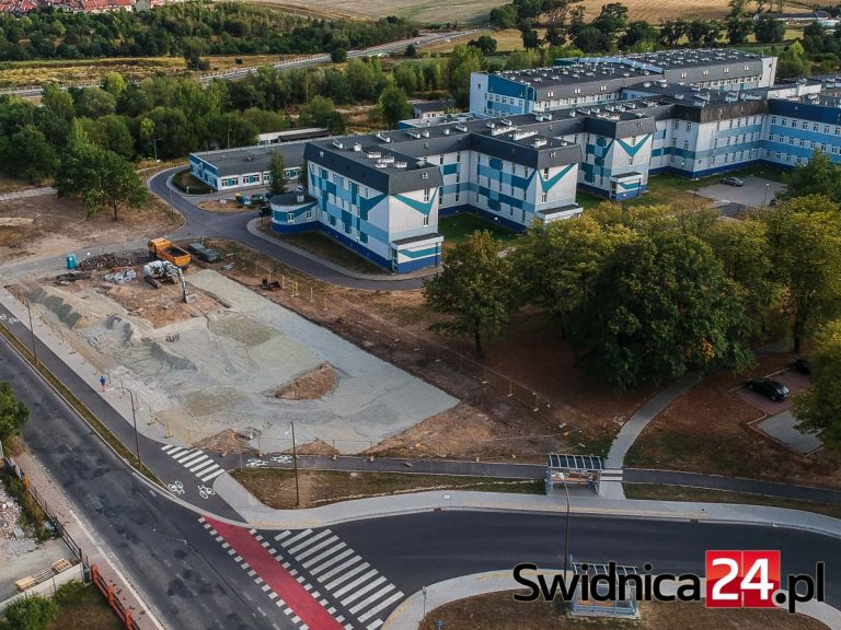 Trwa budowa nowego parkingu przy Latawcu. Pomieści ponad 60 aut