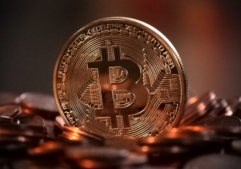 Od teraz, wysyłając paczkę, można zapłacić za nią kryptowalutą