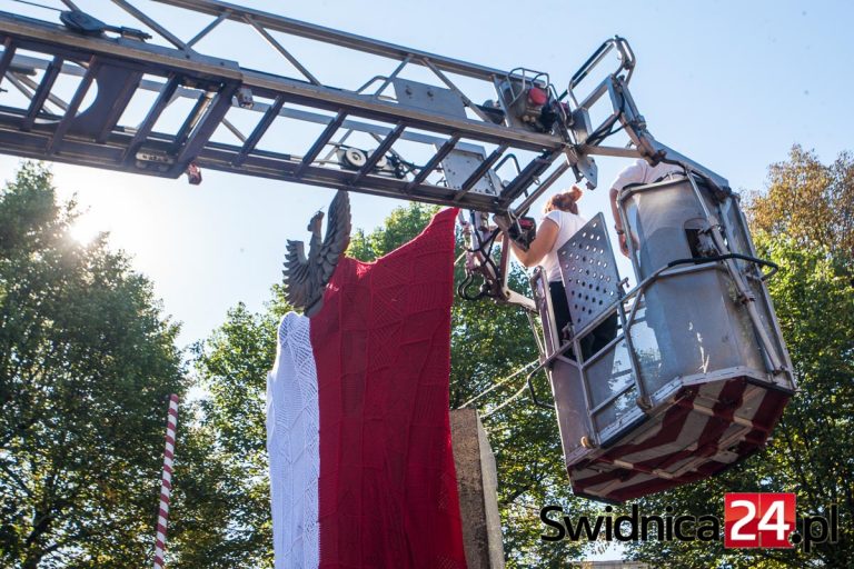 Pomnik na placu Grunwaldzkim ubrany w biało-czerwone wdzianko