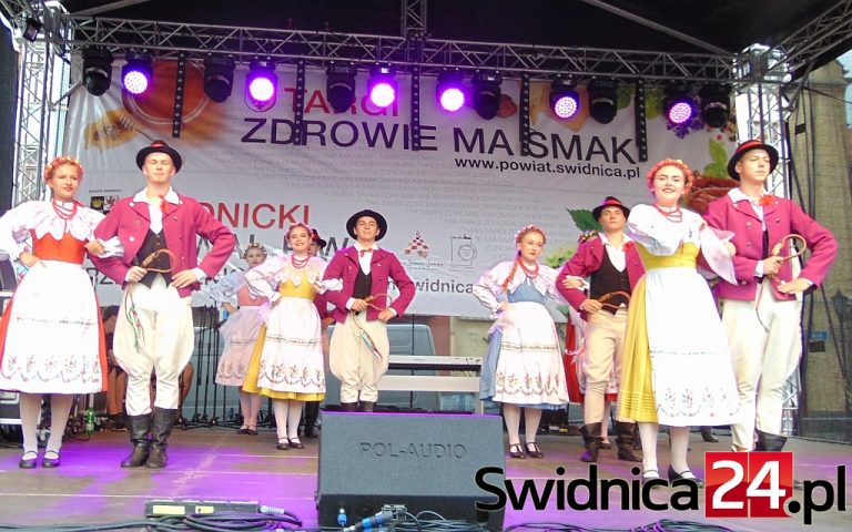 Smakują zdrową żywność i bawią się na świdnickim Rynku