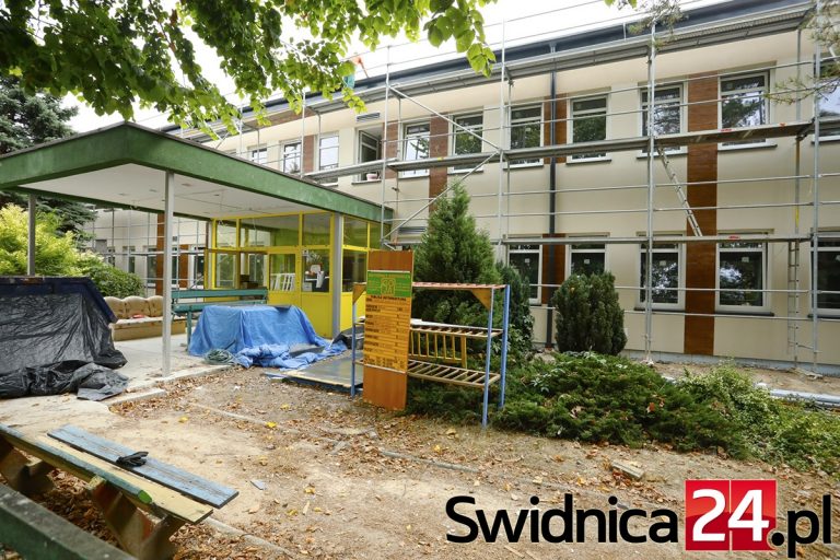 Remont żłobka z problemami. Zapomniano o wjeździe do budynku i wymianie wykładziny