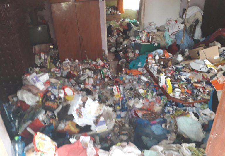 Mieszkanie tonie w śmieciach. Wszyscy bezradni?