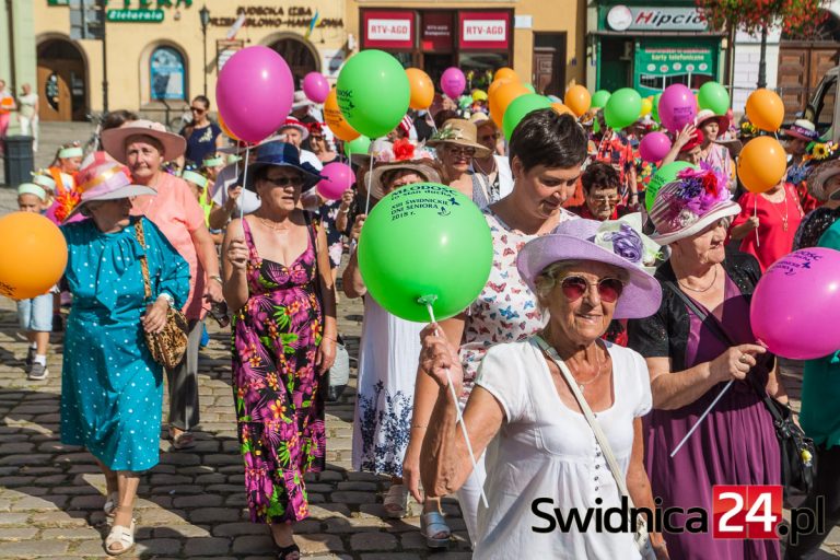 Seniorzy przejęli władzę w mieście! Kapeluszowa parada w Rynku [FOTO]