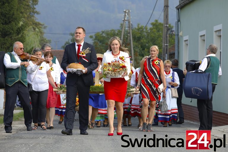 Po staropolsku i przy muzyce gości z Czech. Święto plonów w Mysłakowie [FOTO]