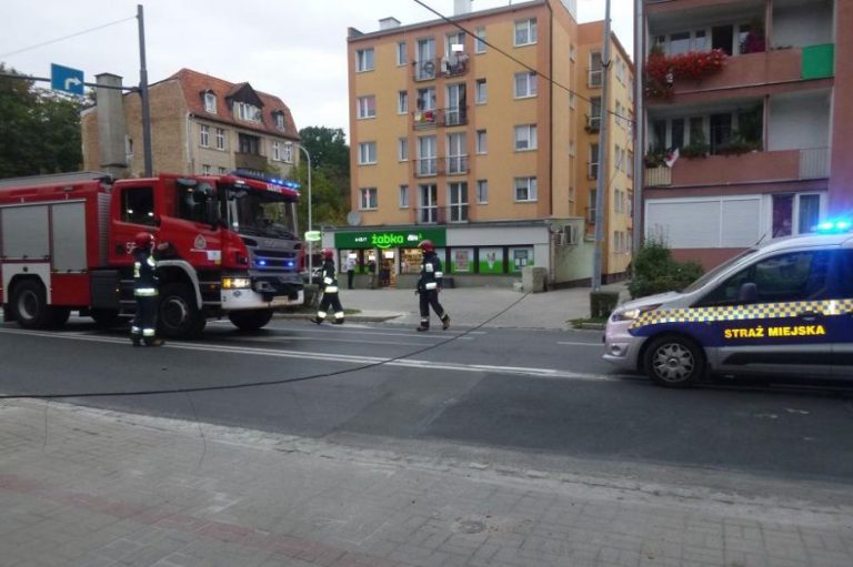 Zwisający kabel przyczyną zamieszania na Wodnej