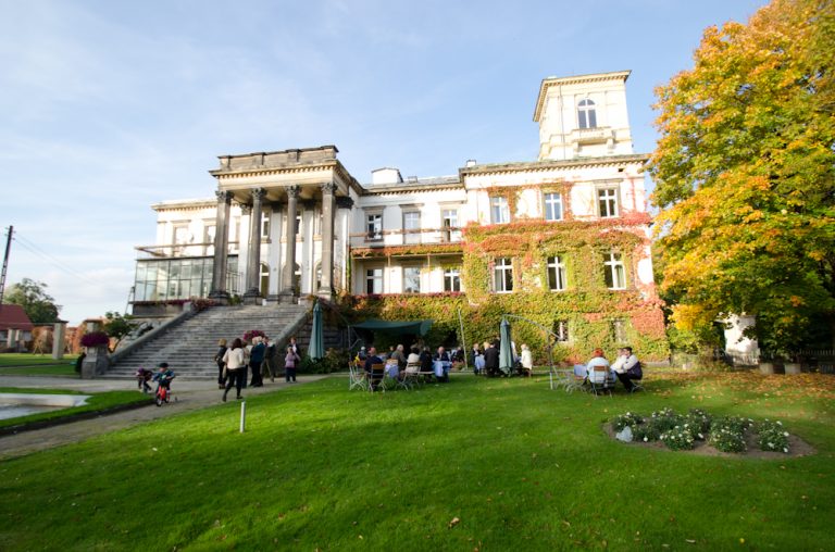 Sztuka opanuje pałac w Morawie