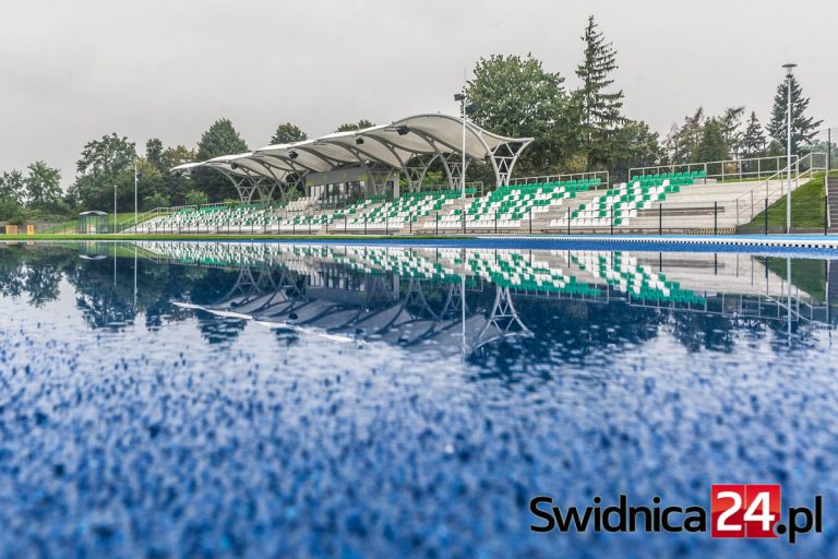 Rok po terminie, z kontrolą CBA i grzybami na murawie. Stadion miejski odebrany [FOTO]