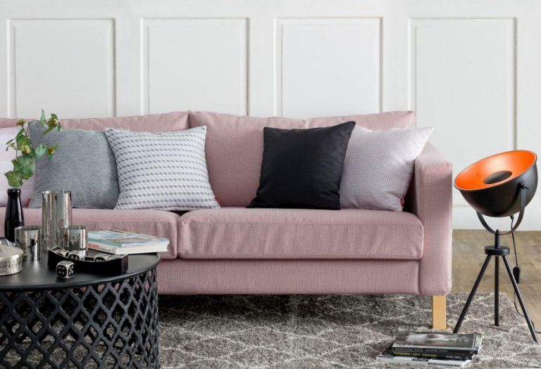 Znudziła Ci się sofa? Wybierz wzorzysty pokrowiec, który ją odmieni
