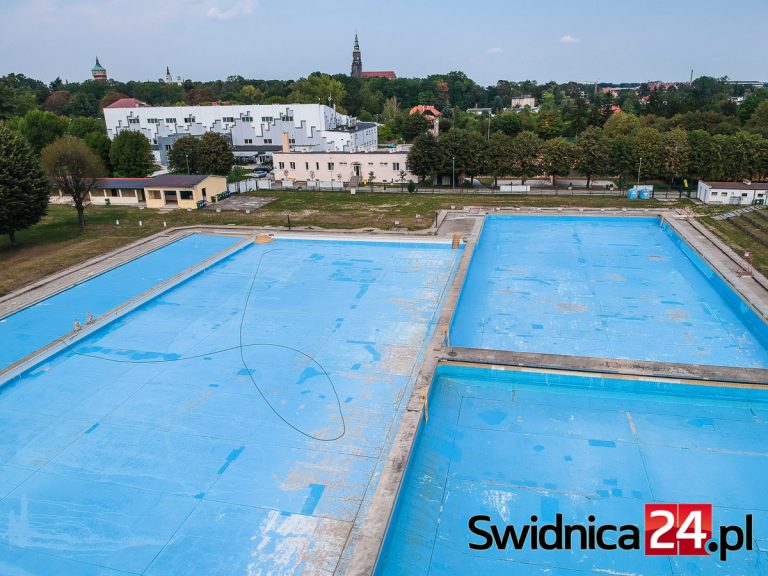 Co dalej z basenem letnim? 45 pytań od wykonawców i jedno odwołanie