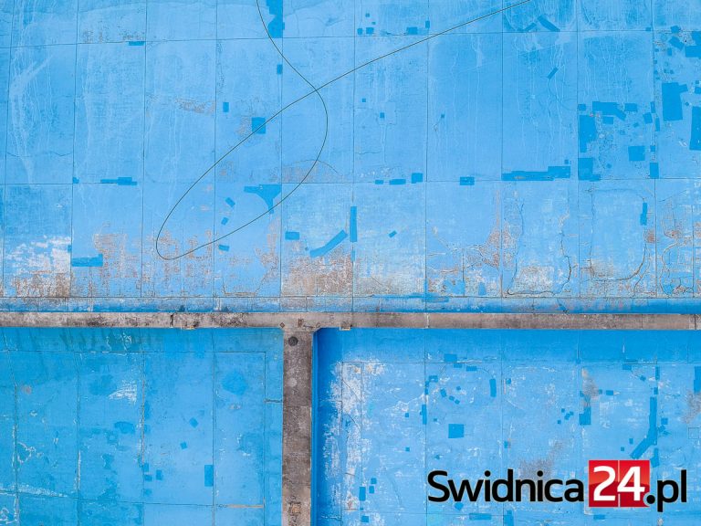 Basen letni wraca pod kontrolę miasta i wciąż czeka na remont. „Zmarnowano pięć lat”