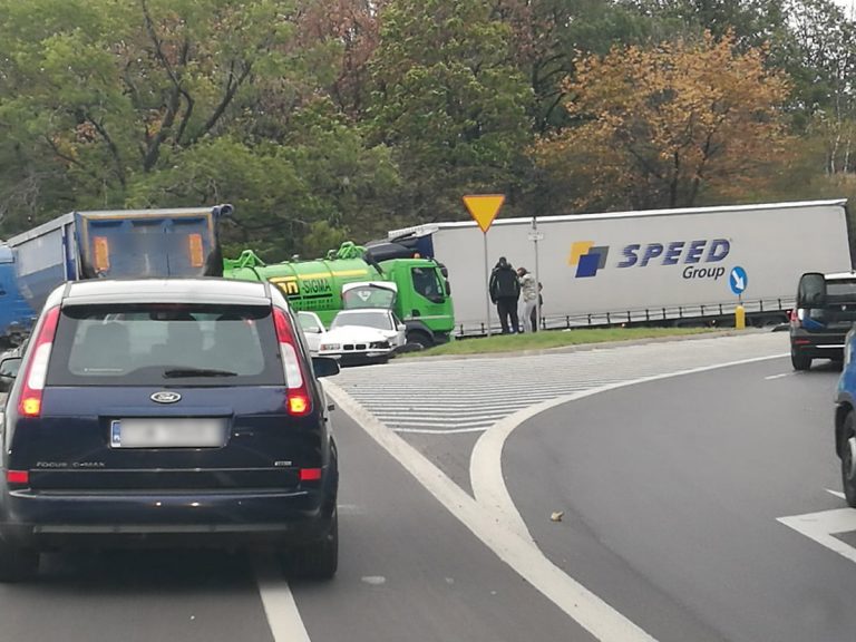 Zderzenie na wyjeździe ze Świebodzic. Są utrudnienia