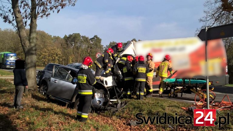 Zderzenie osobówki i busa na łączniku autostradowym [FOTO]