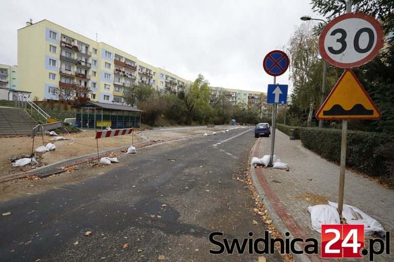 Łatają Waryńskiego. Mieszkańcy skarżą się na brak miejsc parkingowych