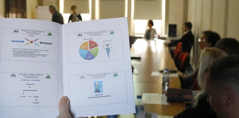Szybszy i tańszy koniec sporów? Pierwszy w Polsce projekt współpracy służb z mediatorami